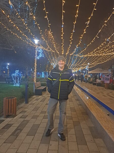 Barbat singur, divortat, 48 de ani, 1,96 m, 90 kg